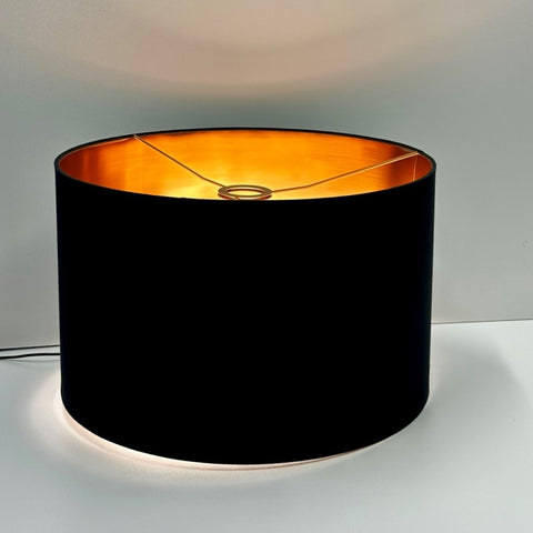 Pantalla cilíndrica de lino negro con interior de cobre para lámpara de sobremesa y pie 40-40-25